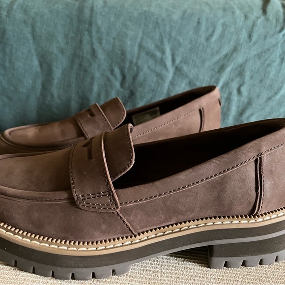 Toms NWOT Women's Brown Suede Loafers - Picture 6 of 7